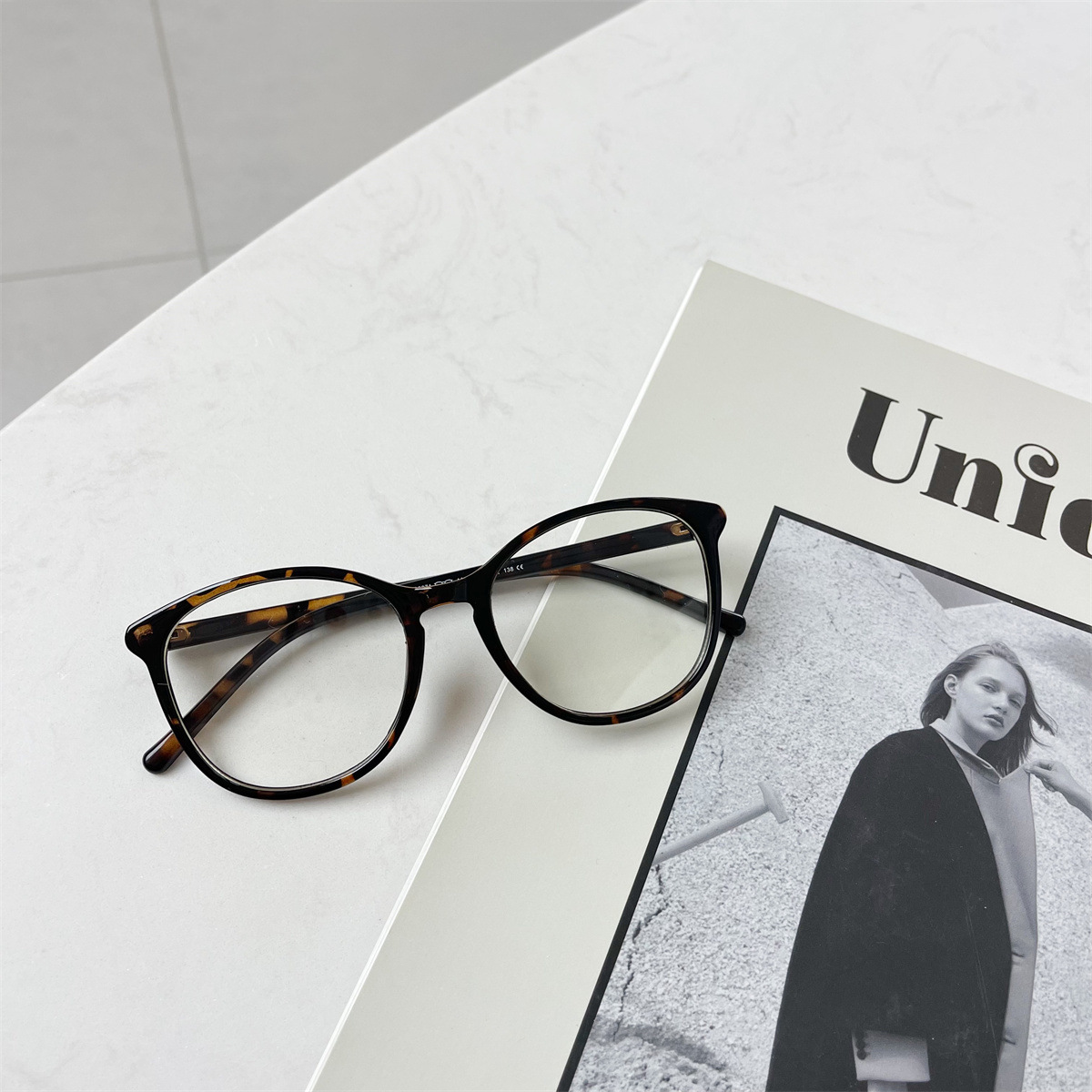 K-Style Oval: The Black Frame Matchmaker