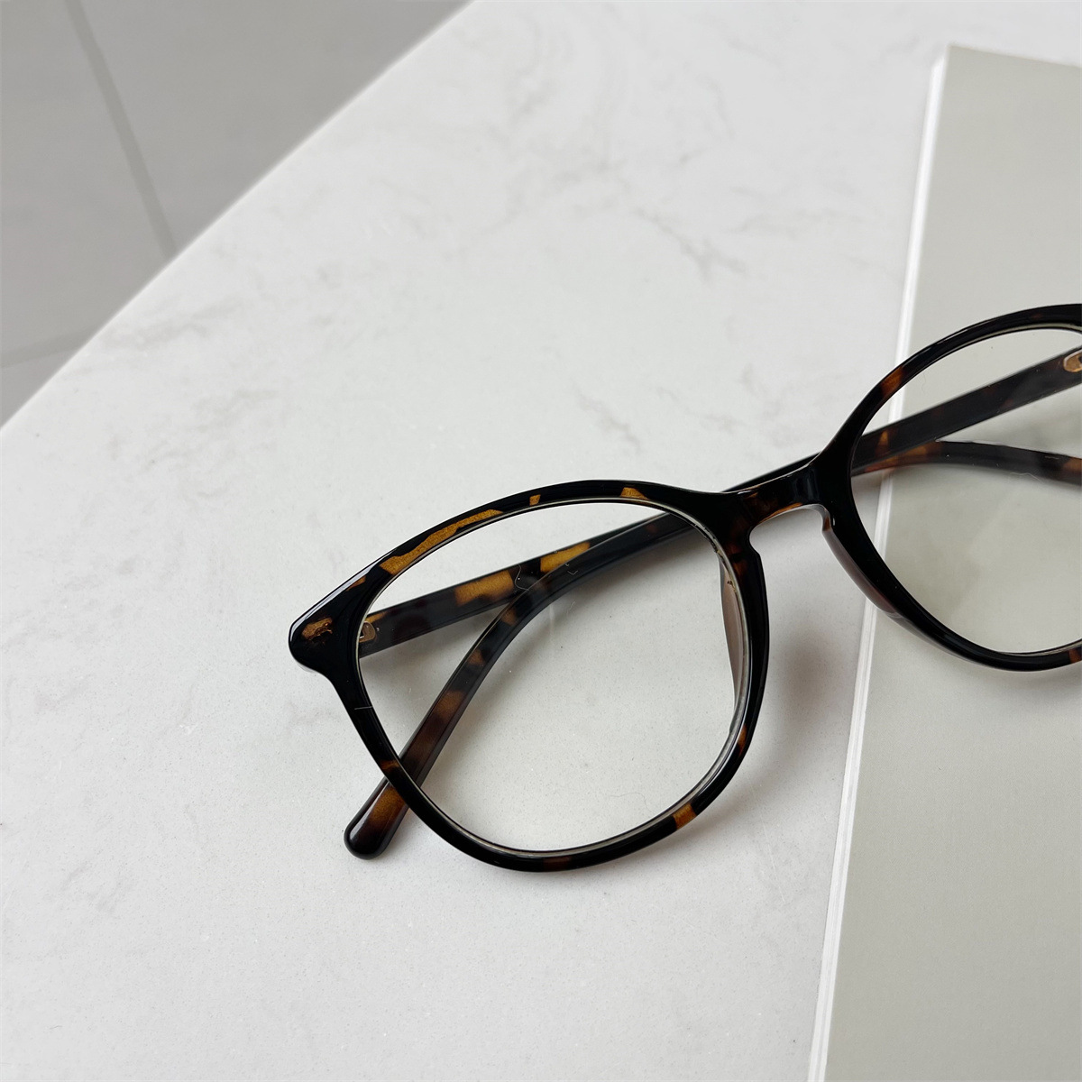K-Style Oval: The Black Frame Matchmaker