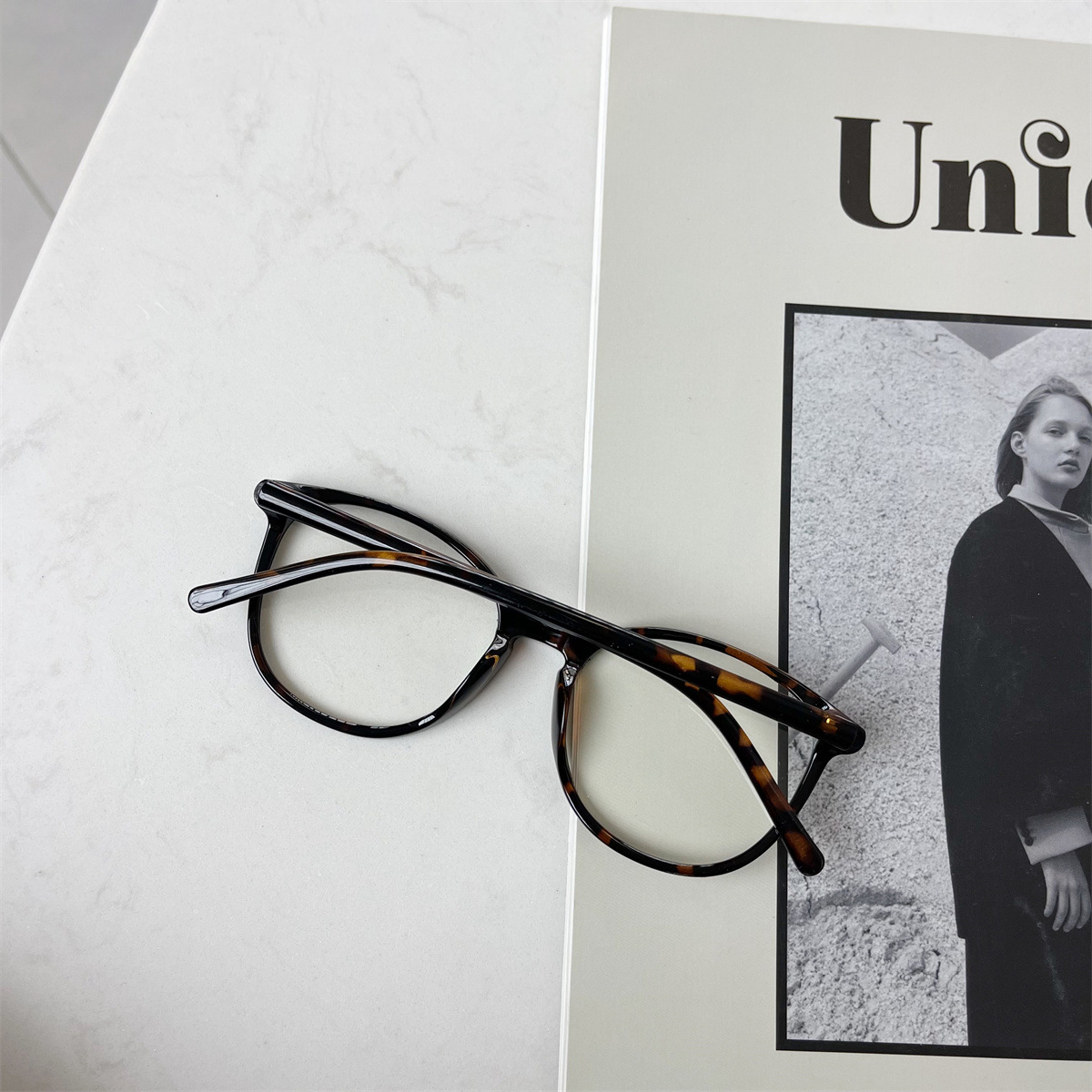 K-Style Oval: The Black Frame Matchmaker