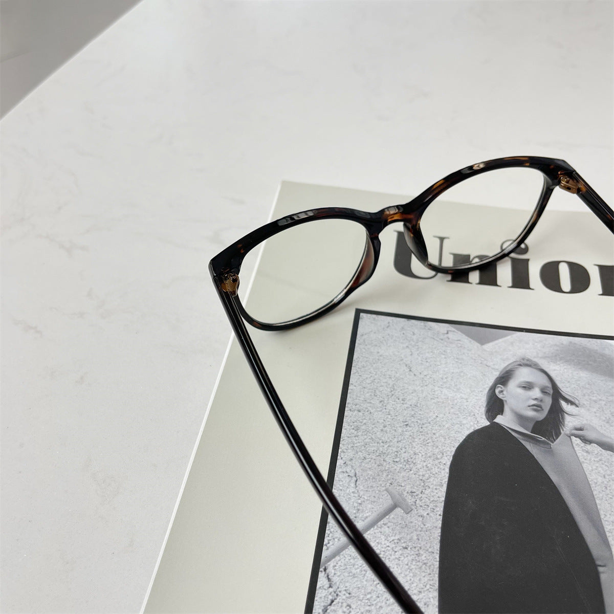 K-Style Oval: The Black Frame Matchmaker